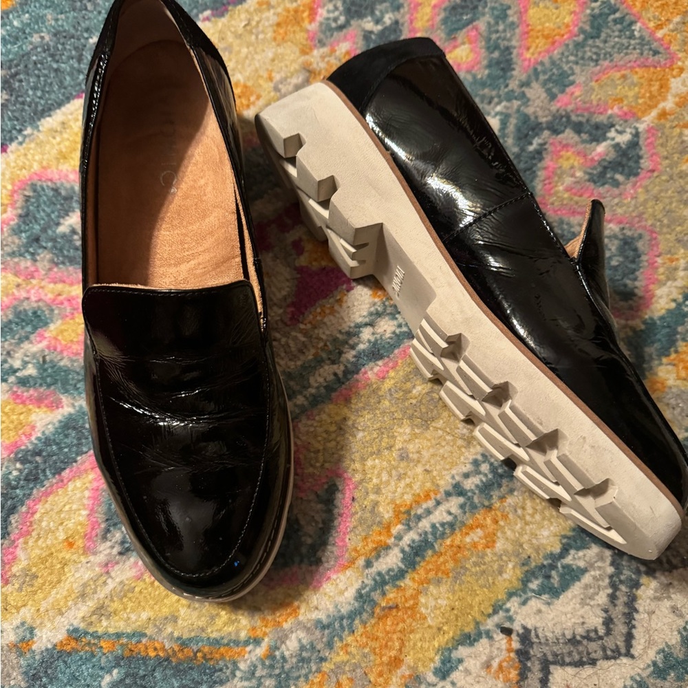 Vionic Kensley 7 Black Patent Leather Lug Sole Loafer
